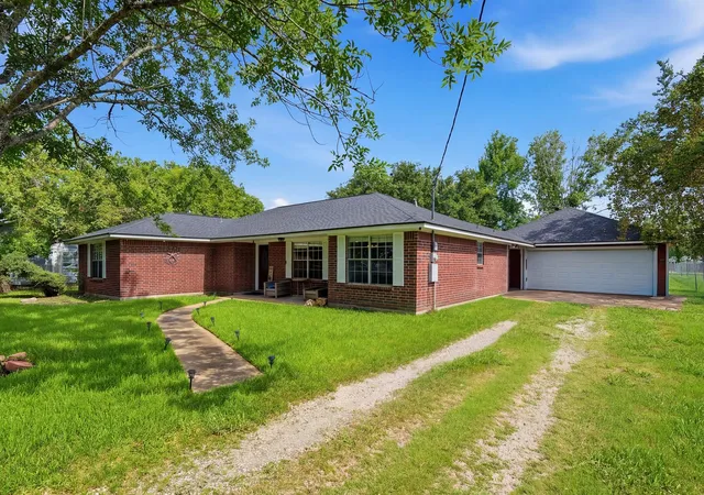 Photo 3 of Single family home for sale at 5040 County Rd 31, Angleton, TX 77515 | MLS# 84699232 | Listing updated on 2026-09-28
