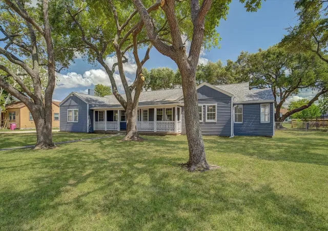 Photo 2 of Single family home for sale at 1114 W 5th St, Freeport, TX 77541 | MLS# 72313610 | Listing updated on 2026-09-19