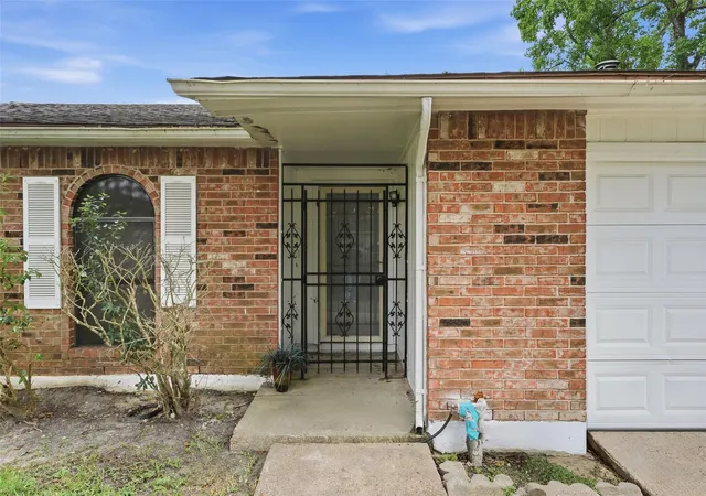 Photo 3 of Single family home for sale at 4850 Raven Ridge Dr, Houston, TX 77053 | MLS# 3652875 | Listing updated on 2026-07-12