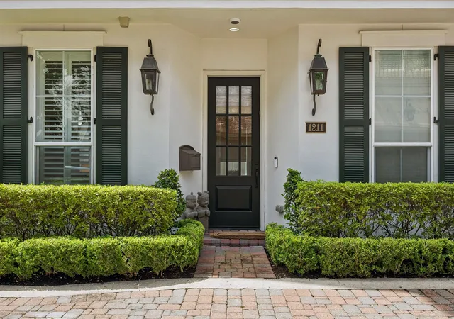 Photo 1 of Single family home for sale at 1211 Wynden Cmns Ln, Houston, TX 77056 | MLS# 86235713 | Listing updated on 2026-08-18
