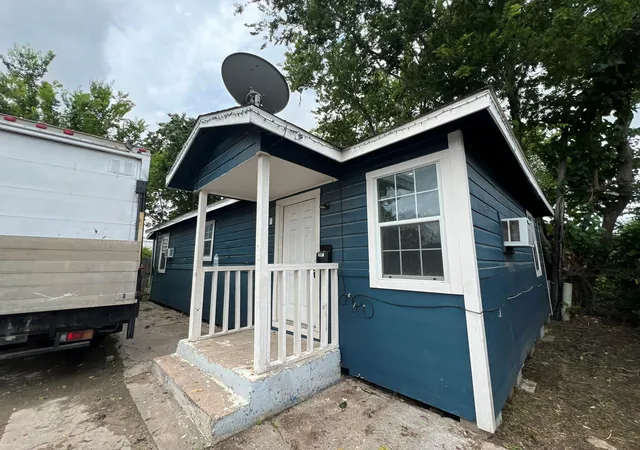Single family home for sale at 2117 Russell St, Houston, TX 77026 | MLS# 63306729