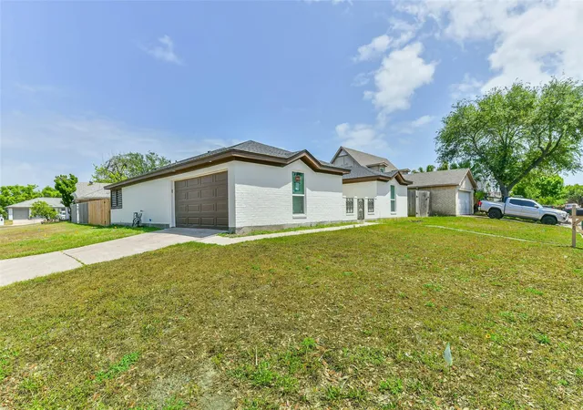 Photo 1 of Single family home for sale at 28 Back Bay Cir, Galveston, TX 77551 | MLS# 47164430 | Listing updated on 2026-04-17