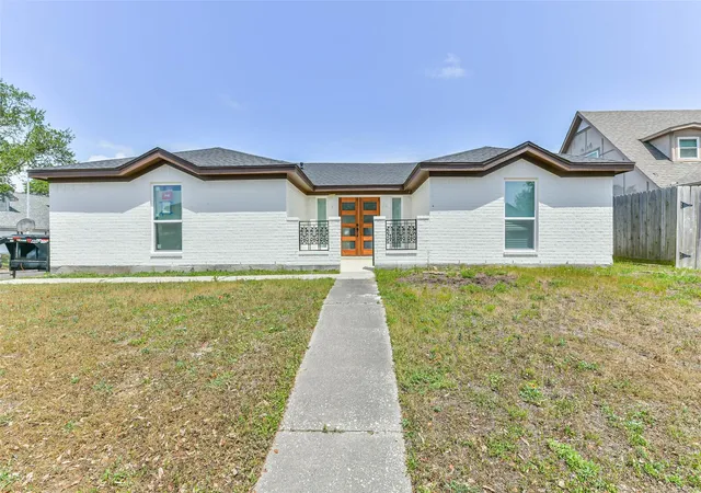 Photo 2 of Single family home for sale at 28 Back Bay Cir, Galveston, TX 77551 | MLS# 47164430 | Listing updated on 2026-04-17