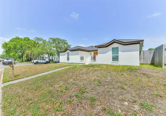 Photo 3 of Single family home for sale at 28 Back Bay Cir, Galveston, TX 77551 | MLS# 47164430 | Listing updated on 2026-04-17