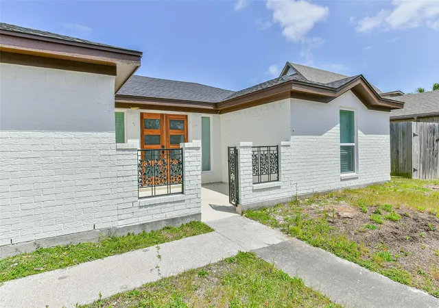 Photo 3 of Single family home for sale at 28 Back Bay Cir, Galveston, TX 77551 | MLS# 47164430 | Listing updated on 2026-04-17
