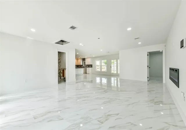 Photo 4 of Single family home for sale at 28 Back Bay Cir, Galveston, TX 77551 | MLS# 47164430 | Listing updated on 2026-04-17