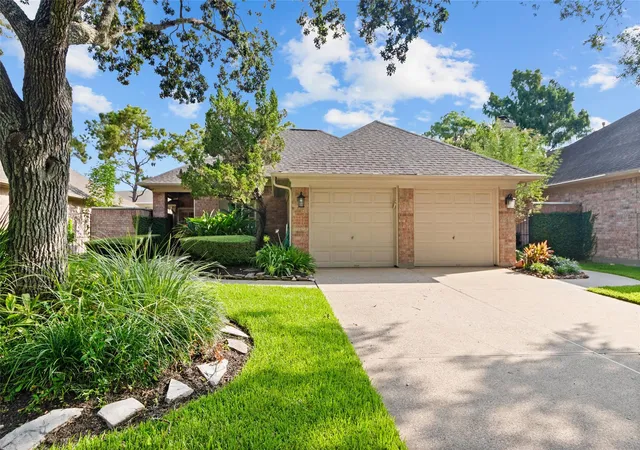 Photo 2 of Sale Pending at 2430 Fairway Pointe Dr, League City, TX 77573 | MLS# 58066960 | Listing updated on 2026-09-09
