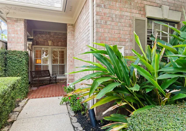 Photo 3 of Sale Pending at 2430 Fairway Pointe Dr, League City, TX 77573 | MLS# 58066960 | Listing updated on 2026-09-09