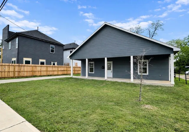 3rd image of 5125 Larkspur St, Houston, TX 77033 | MLS# 19409802