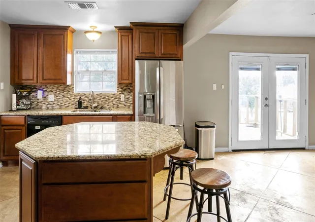 Photo 4 of Single family home for sale at 214 Yaupon Dr, Baytown, TX 77520 | MLS# 20419409 | Listing updated on 2026-07-10