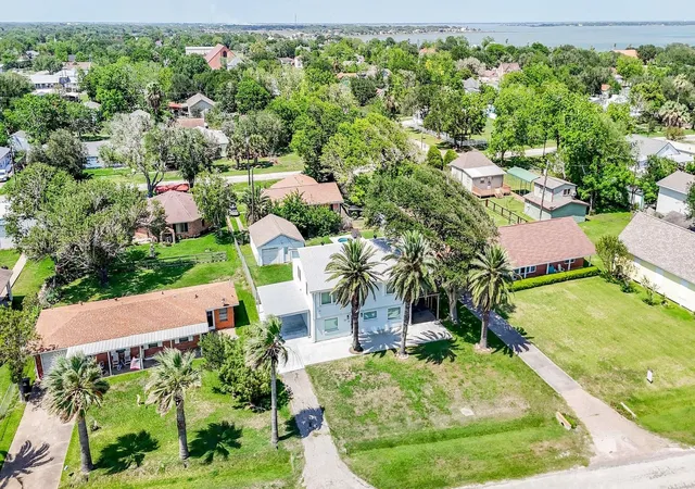 Homes for sale in Palacios, TX | 204 S Bay Blvd, Palacios, TX 77465 | MLS# 83260403