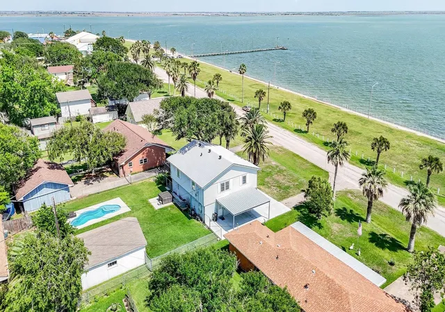 Homes for sale in Palacios, TX | 204 S Bay Blvd, Palacios, TX 77465 | MLS# 83260403