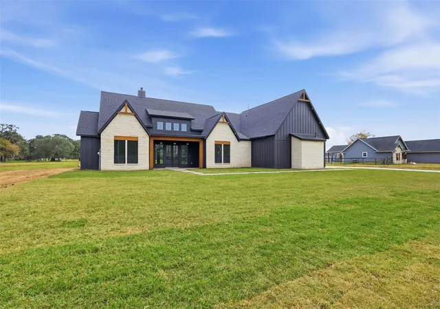 Photo 2 of Single family home for sale at 467 Springfield Trl, Angleton, TX 77515 | MLS# 89797318 | Listing updated on 2026-04-28