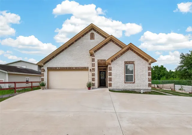 Photo 2 of Sale Pending at 709 Coen Rd, Rosharon, TX 77583 | MLS# 23414776 | Listing updated on 2026-09-15