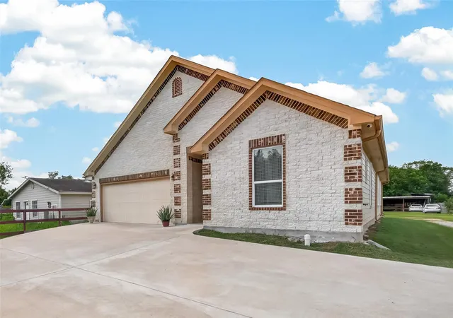 Photo 3 of Sale Pending at 709 Coen Rd, Rosharon, TX 77583 | MLS# 23414776 | Listing updated on 2026-09-15