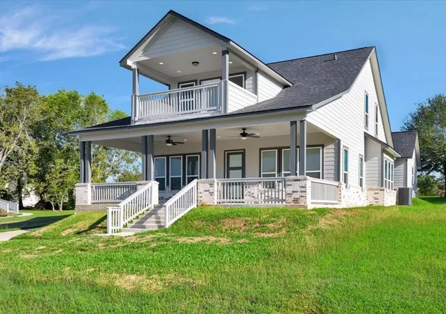 Photo 3 of Single family home for sale at 345 Edgewater Dr, Livingston, TX 77351 | MLS# 13234510 | Listing updated on 2026-09-14