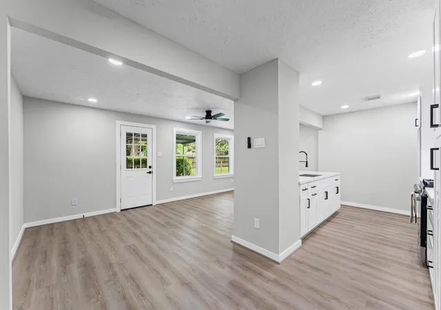 4th image of 409 Midway Dr, Baytown, TX 77521 | MLS# 32524237