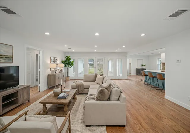 Photo 4 of Single family home for sale at 7727 Fairdale Ln, Houston, TX 77063 | MLS# 24045710 | Listing updated on 2026-09-15