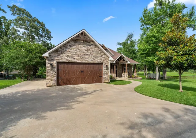 2nd image of 636 W Lake Dr, Livingston, TX 77351 | MLS# 4301479