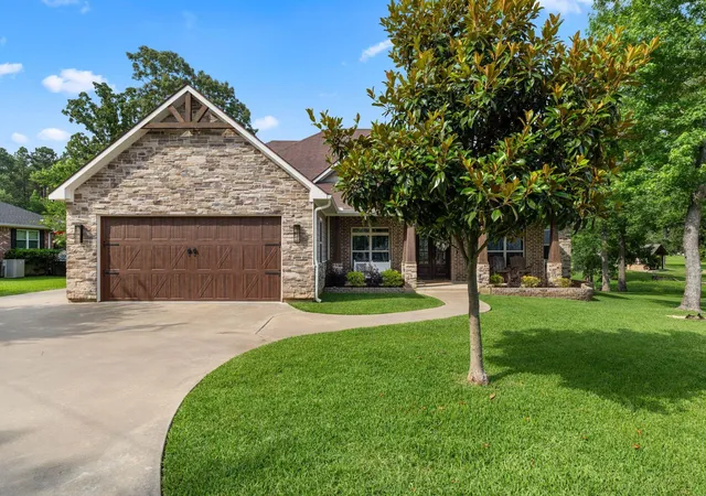 3rd image of 636 W Lake Dr, Livingston, TX 77351 | MLS# 4301479