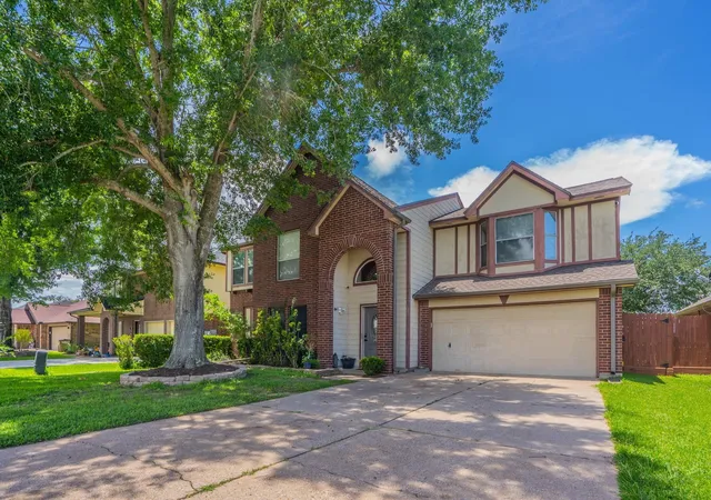 Photo 2 of Single family home for sale at 2304 Caroline St, Dickinson, TX 77539 | MLS# 41981978 | Listing updated on 2026-06-06