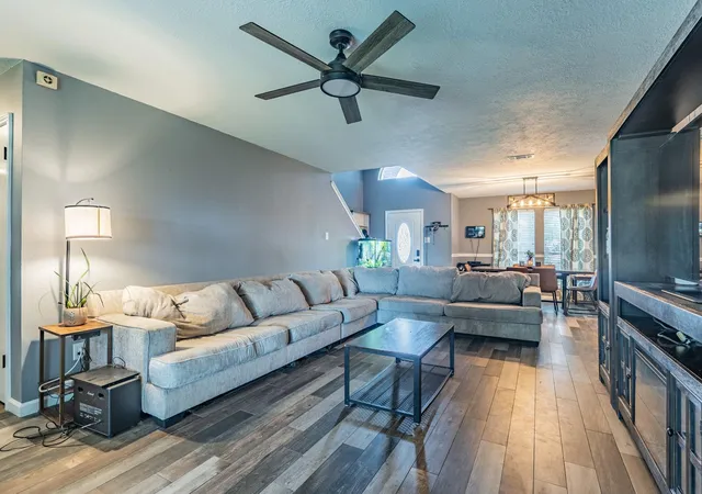 Photo 4 of Single family home for sale at 2304 Caroline St, Dickinson, TX 77539 | MLS# 41981978 | Listing updated on 2026-06-06