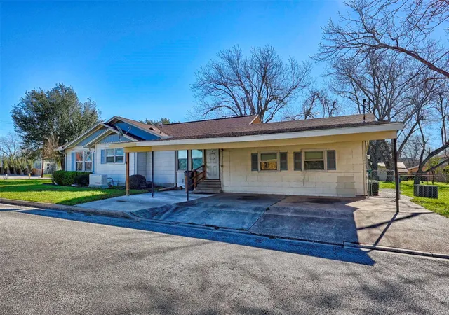 Photo 3 of Single family home for sale at 122 Avenue E, Shiner, TX 77984 | MLS# 43319029 | Listing updated on 2026-09-17