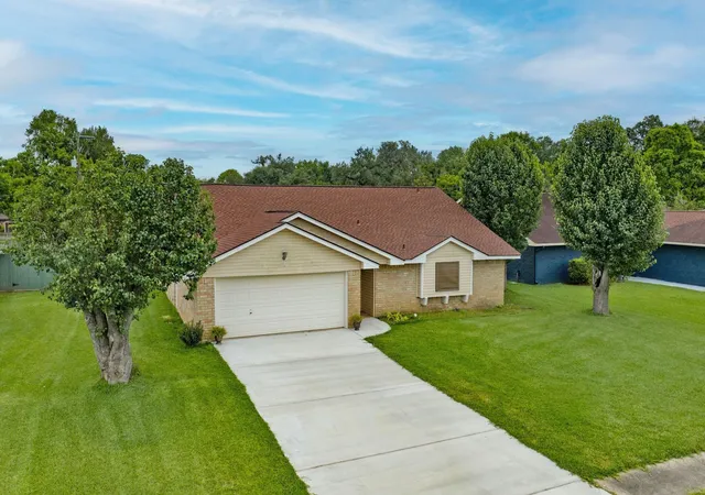 Photo 2 of Single family home for sale at 103 Sunflower St, Lake Jackson, TX 77566 | MLS# 12549098 | Listing updated on 2026-07-25