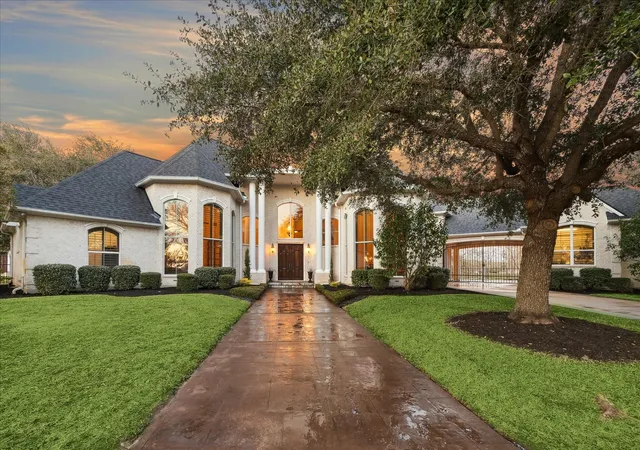 Photo 3 of Single family home for sale at 7843 Lakebrook Dr, Missouri City, TX 77459 | MLS# 61351390 | Listing updated on 2026-09-01