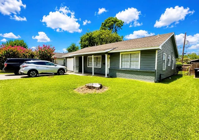 Photo 2 of Single family home for sale at 631 Roper St, Houston, TX 77034 | MLS# 8794917 | Listing updated on 2026-09-11