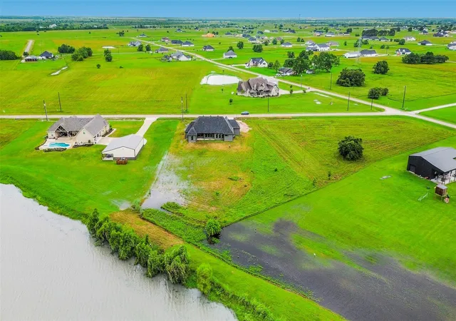 3rd image of 912 Wagon Wheel Trl, Angleton, TX 77515 | MLS# 54572204