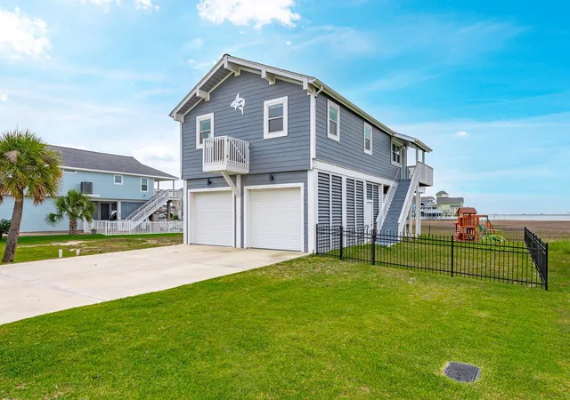 Photo 3 of Sale Pending at 944 Tiki Dr, Galveston, TX 77554 | MLS# 71950019 | Listing updated on 2026-08-26