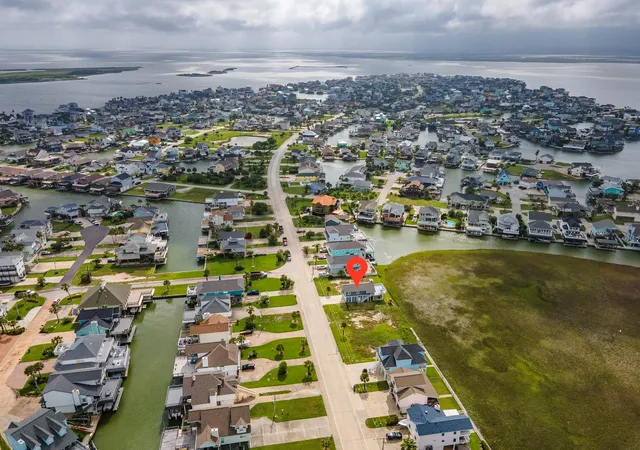 Photo 3 of Sale Pending at 944 Tiki Dr, Galveston, TX 77554 | MLS# 71950019 | Listing updated on 2026-08-26