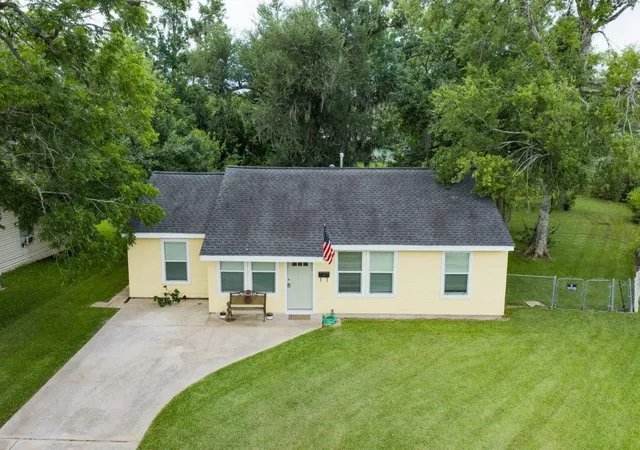2nd image of 55 Elm Ct, Lake Jackson, TX 77566 | MLS# 33964022