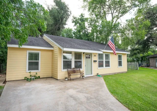 3rd image of 55 Elm Ct, Lake Jackson, TX 77566 | MLS# 33964022