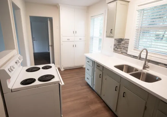 5th image of 55 Elm Ct, Lake Jackson, TX 77566 | MLS# 33964022