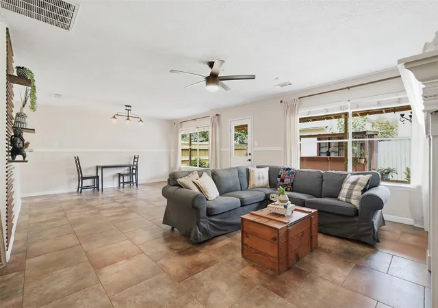 Photo 2 of Sale Pending at 807 Oak W Dr, Houston, TX 77073 | MLS# 61220428 | Listing updated on 2026-09-22
