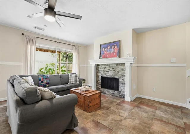 Photo 3 of Sale Pending at 807 Oak W Dr, Houston, TX 77073 | MLS# 61220428 | Listing updated on 2026-09-22