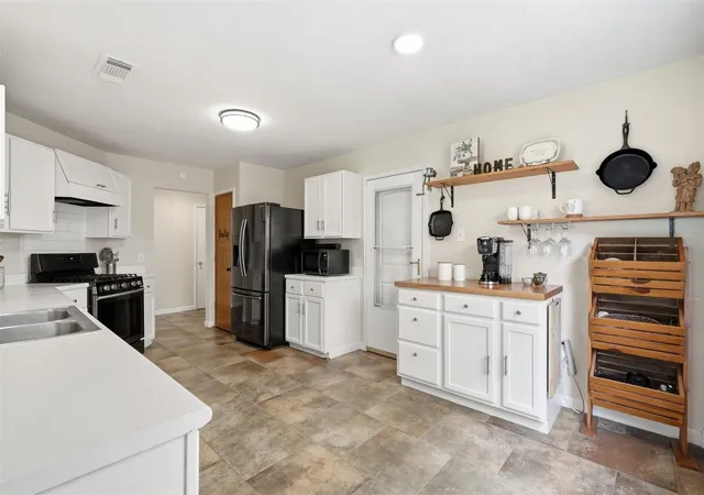 Photo 3 of Sale Pending at 807 Oak W Dr, Houston, TX 77073 | MLS# 61220428 | Listing updated on 2026-09-22
