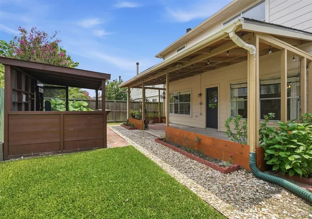Photo 4 of Sale Pending at 807 Oak W Dr, Houston, TX 77073 | MLS# 61220428 | Listing updated on 2026-09-22