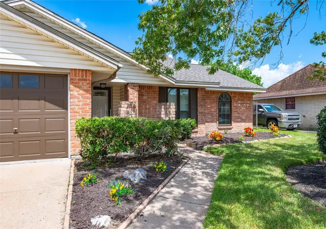Photo 3 of Sale Pending at 10411 Glenkirk, Houston, TX 77089 | MLS# 37205426 | Listing updated on 2026-09-21