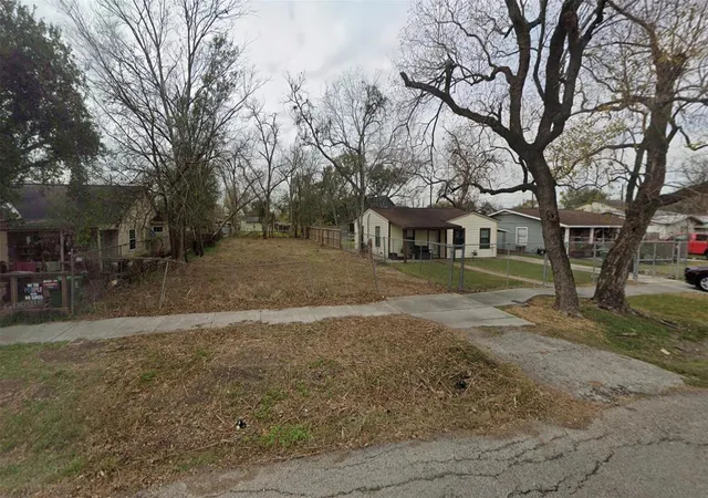 Photo 1 of Sale Pending at 242 Woolworth St, Houston, TX 77020 | MLS# 21507132 | Listing updated on 2026-09-11