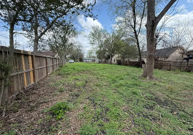 Photo 2 of Sale Pending at 242 Woolworth St, Houston, TX 77020 | MLS# 21507132 | Listing updated on 2026-09-11