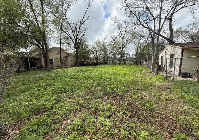 Photo 3 of Sale Pending at 242 Woolworth St, Houston, TX 77020 | MLS# 21507132 | Listing updated on 2026-09-11