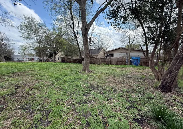 Photo 3 of Sale Pending at 242 Woolworth St, Houston, TX 77020 | MLS# 21507132 | Listing updated on 2026-09-11