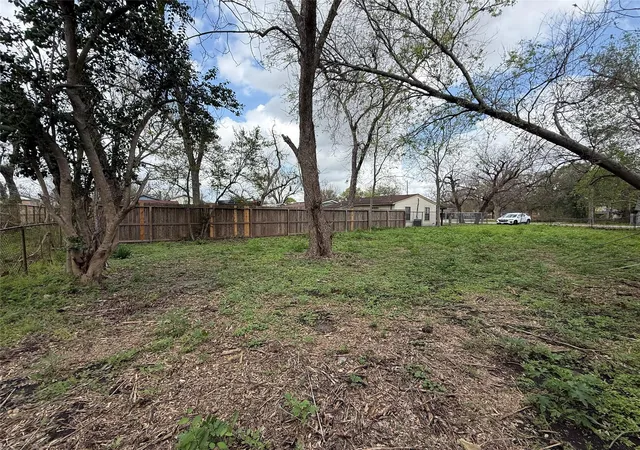 Photo 4 of Sale Pending at 242 Woolworth St, Houston, TX 77020 | MLS# 21507132 | Listing updated on 2026-09-11
