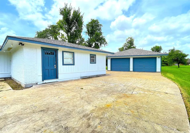 Photo 3 of Single family home for sale at 316 Rabbit Trl, Lake Jackson, TX 77566 | MLS# 14654883 | Listing updated on 2026-09-22