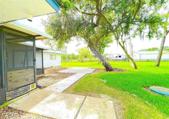Photo 4 of Single family home for sale at 316 Rabbit Trl, Lake Jackson, TX 77566 | MLS# 14654883 | Listing updated on 2026-09-22