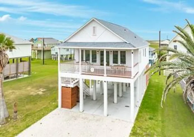 3rd image of 13119 Buccaneer Pkwy, Freeport, TX 77541 | MLS# 97761303