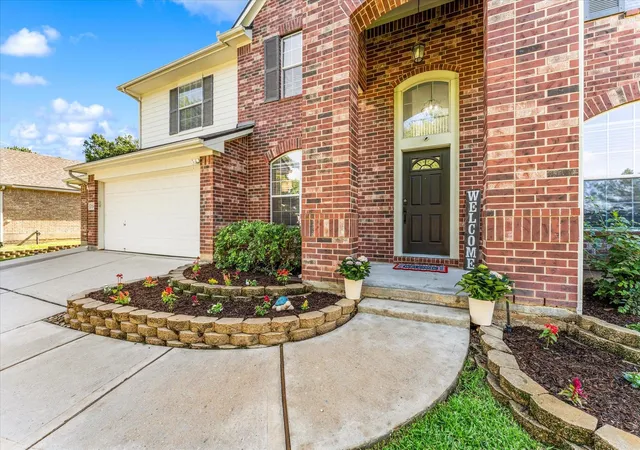 Photo 3 of Sale Pending at 1726 Summergate Dr, Conroe, TX 77304 | MLS# 77388279 | Listing updated on 2026-09-13